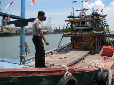 Kapal ikan melakukan penangkapan dengan menggunakan jaring jenis cantrang di perairan tanpa izin