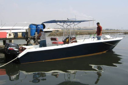 Fiber fishing boat Surabaya : P - 9.10m, L - 2.60m, T - 0.55m, engine 2 x SUZUKI DF175, kapasitas orang : 6-8
